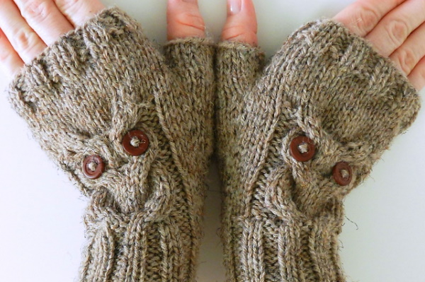 Fäustlinge gestrickt. Muster mit Beschreibungen zum Stricken mit Zöpfen, durchbrochenen, langen