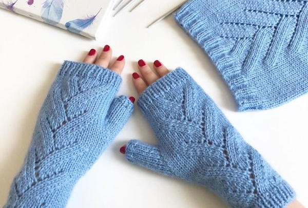 Fäustlinge gestrickt. Muster mit Beschreibungen zum Stricken mit Zöpfen, durchbrochenen, langen