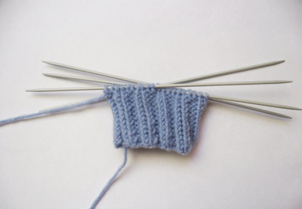 Fäustlinge gestrickt. Muster mit Beschreibungen zum Stricken mit Zöpfen, durchbrochenen, langen