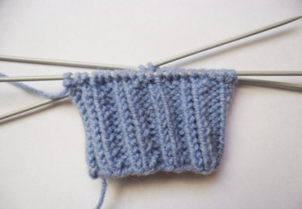 Fäustlinge gestrickt. Muster mit Beschreibungen zum Stricken mit Zöpfen, durchbrochenen, langen
