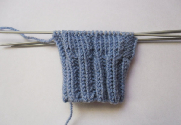 Fäustlinge gestrickt. Muster mit Beschreibungen zum Stricken mit Zöpfen, durchbrochenen, langen