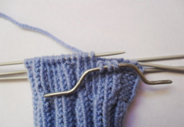 Fäustlinge gestrickt. Muster mit Beschreibungen zum Stricken mit Zöpfen, durchbrochenen, langen