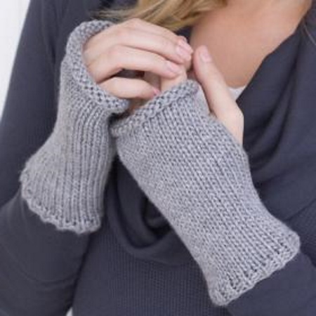 Fäustlinge gestrickt. Muster mit Beschreibungen zum Stricken mit Zöpfen, durchbrochenen, langen