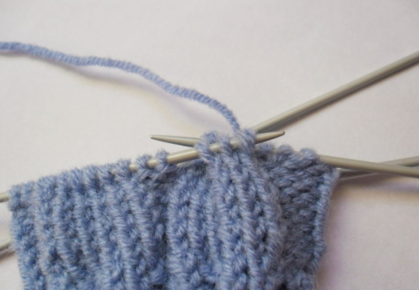 Fäustlinge gestrickt. Muster mit Beschreibungen zum Stricken mit Zöpfen, durchbrochenen, langen