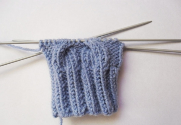 Fäustlinge gestrickt. Muster mit Beschreibungen zum Stricken mit Zöpfen, durchbrochenen, langen