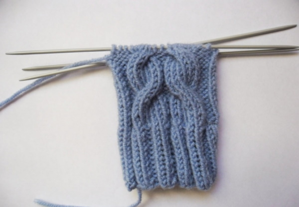 Fäustlinge gestrickt. Muster mit Beschreibungen zum Stricken mit Zöpfen, durchbrochenen, langen