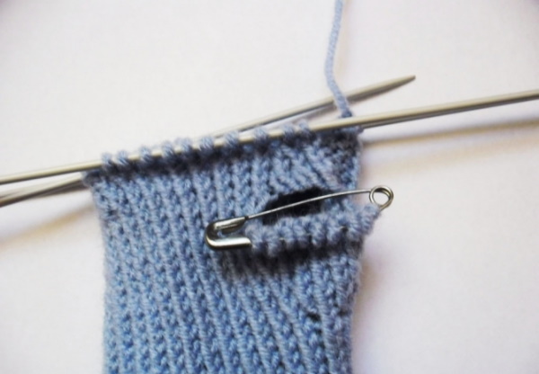Fäustlinge gestrickt. Muster mit Beschreibungen zum Stricken mit Zöpfen, durchbrochenen, langen
