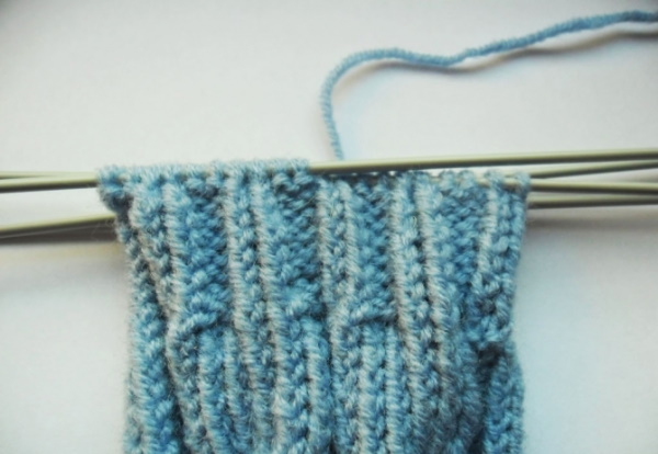 Fäustlinge gestrickt. Muster mit Beschreibungen zum Stricken mit Zöpfen, durchbrochenen, langen