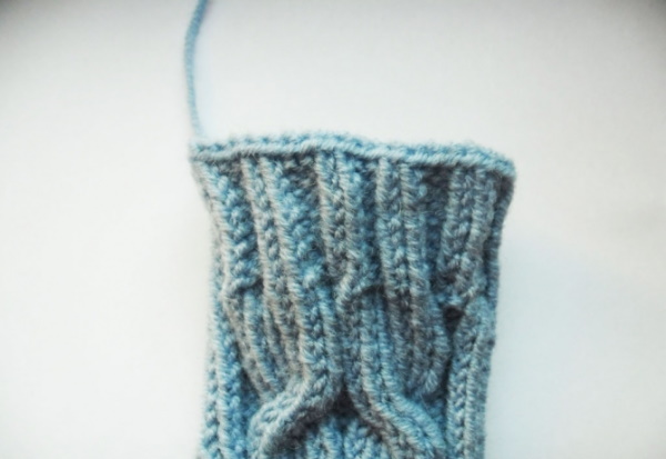 Fäustlinge gestrickt. Muster mit Beschreibungen zum Stricken mit Zöpfen, durchbrochenen, langen