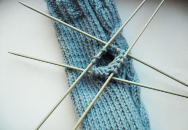 Fäustlinge gestrickt. Muster mit Beschreibungen zum Stricken mit Zöpfen, durchbrochenen, langen
