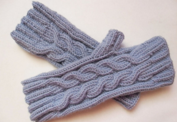 Fäustlinge gestrickt. Muster mit Beschreibungen zum Stricken mit Zöpfen, durchbrochenen, langen