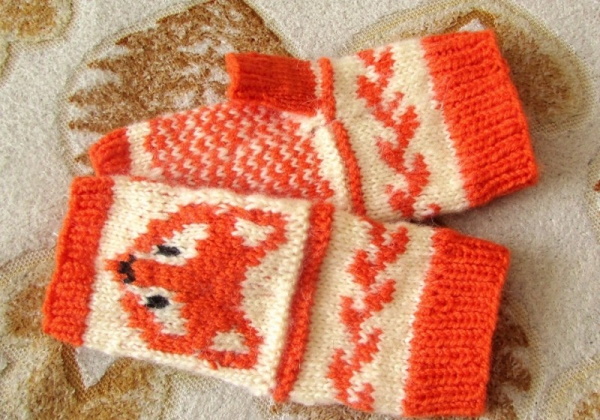 Fäustlinge gestrickt. Muster mit Beschreibungen zum Stricken mit Zöpfen, durchbrochenen, langen