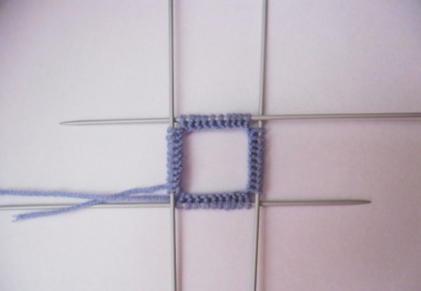 Fäustlinge gestrickt. Muster mit Beschreibungen zum Stricken mit Zöpfen, durchbrochenen, langen