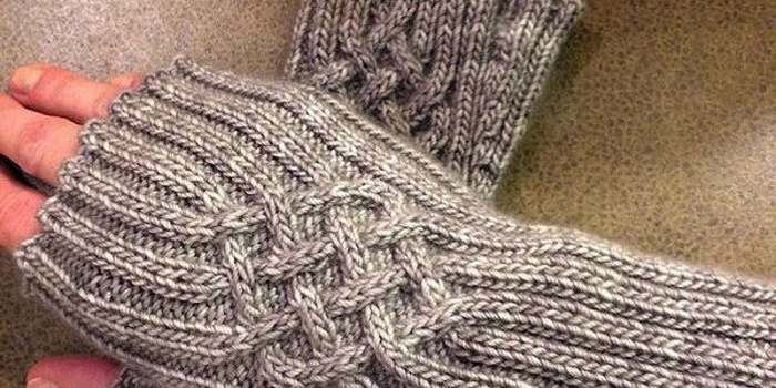 Fäustlinge gestrickt. Muster mit Beschreibungen zum Stricken mit Zöpfen, durchbrochenen, langen