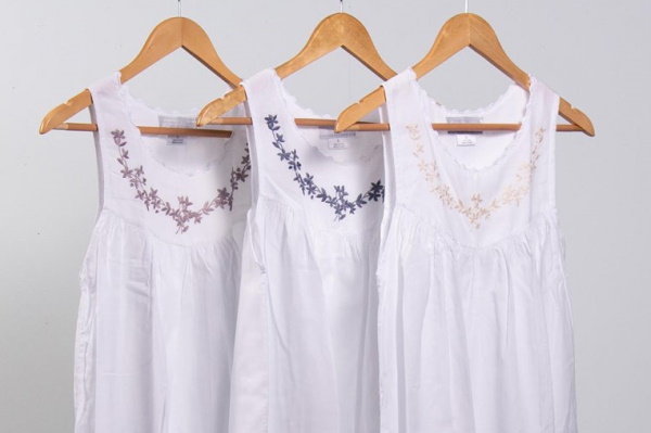 Camicie da notte per donna. Modelli su come cucire cotone, viscosa, seta con pizzo, coppe, maniche