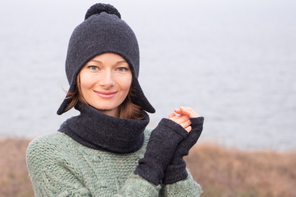 Strickmütze mit Ohrenklappen für Damen. Strickmuster mit Beschreibungen, Fotos