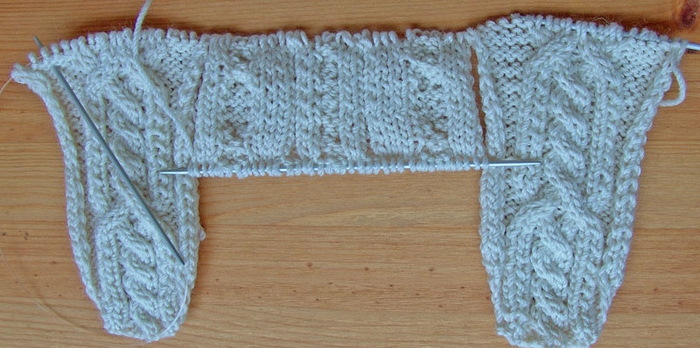 Strickmütze mit Ohrenklappen für Damen. Strickmuster mit Beschreibungen, Fotos