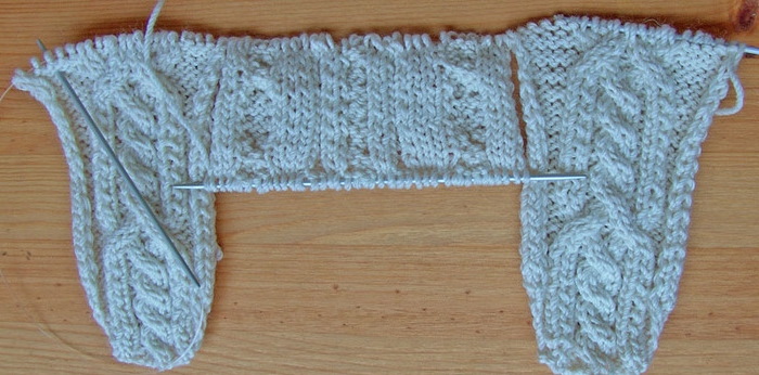 Strickmütze mit Ohrenklappen für Damen. Strickmuster mit Beschreibungen, Fotos