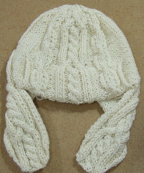 Strickmütze mit Ohrenklappen für Damen. Strickmuster mit Beschreibungen, Fotos