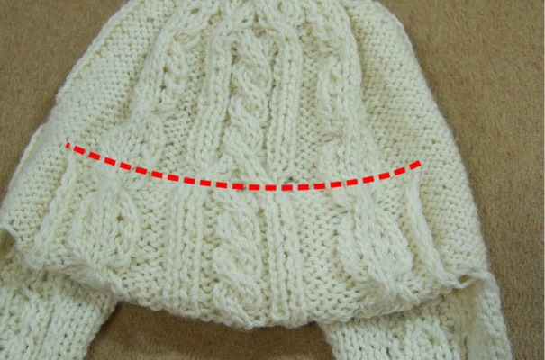 Strickmütze mit Ohrenklappen für Damen. Strickmuster mit Beschreibungen, Fotos