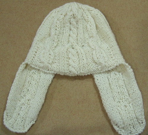 Strickmütze mit Ohrenklappen für Damen. Strickmuster mit Beschreibungen, Fotos