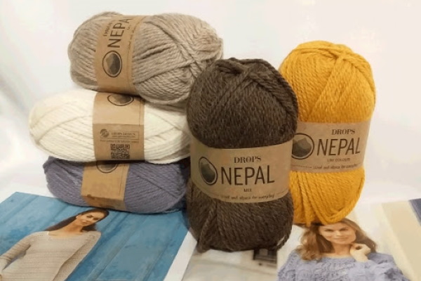Strickmütze mit Ohrenklappen für Damen. Strickmuster mit Beschreibungen, Fotos