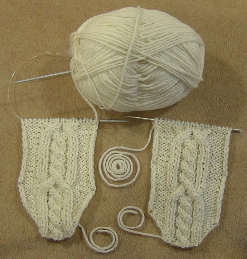 Strickmütze mit Ohrenklappen für Damen. Strickmuster mit Beschreibungen, Fotos