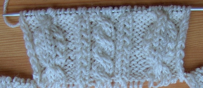 Strickmütze mit Ohrenklappen für Damen. Strickmuster mit Beschreibungen, Fotos