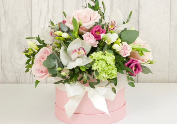 Blumen in einer Hutschachtel. Fotos, wie man es selbst macht