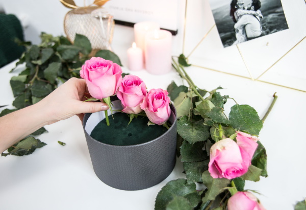 Blumen in einer Hutschachtel. Fotos, wie man es selbst macht