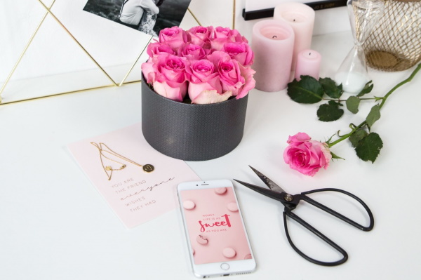 Blumen in einer Hutschachtel. Fotos, wie man es selbst macht