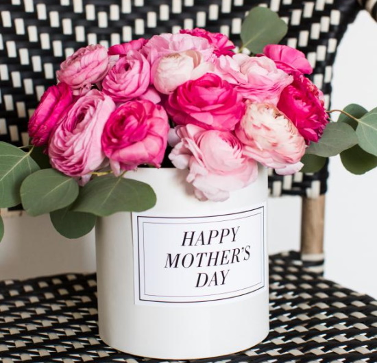 Blumen in einer Hutschachtel. Fotos, wie man es selbst macht