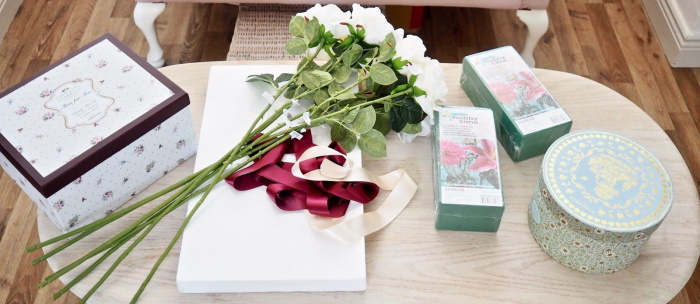 Blumen in einer Hutschachtel. Fotos, wie man es selbst macht