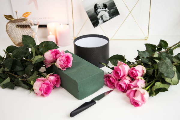 Blumen in einer Hutschachtel. Fotos, wie man es selbst macht