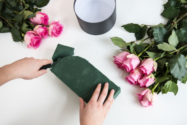 Blumen in einer Hutschachtel. Fotos, wie man es selbst macht