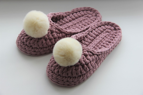 Gestrickte Hausschuhe gehäkelt. Schemata und Beschreibungen, Modelle, Fotos, Meisterkurse