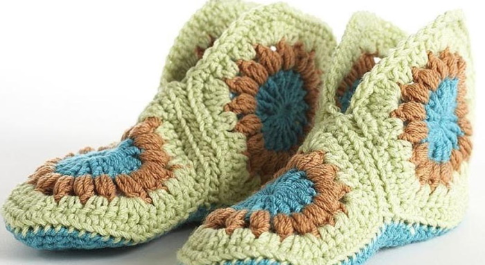 Gestrickte Hausschuhe gehäkelt. Schemata und Beschreibungen, Modelle, Fotos, Meisterkurse