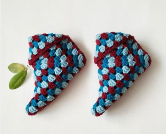 Gestrickte Hausschuhe gehäkelt. Schemata und Beschreibungen, Modelle, Fotos, Meisterkurse