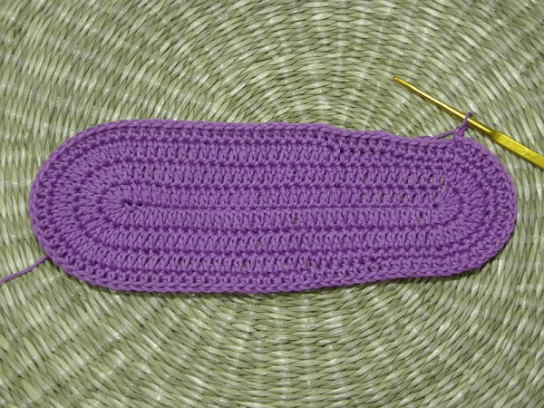 Gestrickte Hausschuhe gehäkelt. Schemata und Beschreibungen, Modelle, Fotos, Meisterkurse
