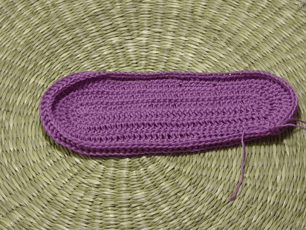 Gestrickte Hausschuhe gehäkelt. Schemata und Beschreibungen, Modelle, Fotos, Meisterkurse