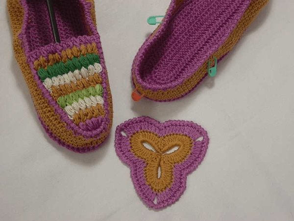 Gestrickte Hausschuhe gehäkelt. Schemata und Beschreibungen, Modelle, Fotos, Meisterkurse