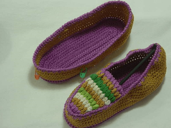 Gestrickte Hausschuhe gehäkelt. Schemata und Beschreibungen, Modelle, Fotos, Meisterkurse