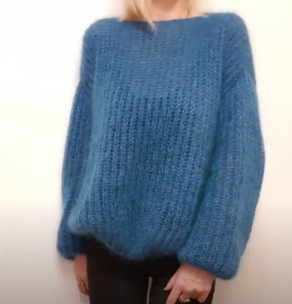 Übergroßer Pullover gestrickt. Schemata, Beschreibung für Frauen