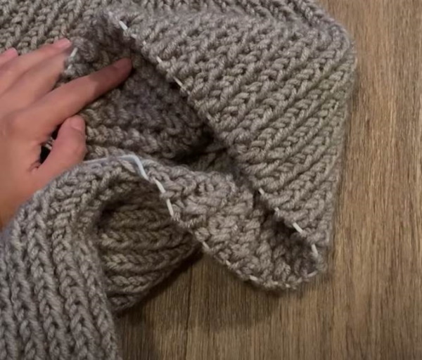 Übergroßer Pullover gestrickt. Schemata, Beschreibung für Frauen