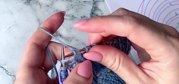 Übergroßer Pullover gestrickt. Schemata, Beschreibung für Frauen