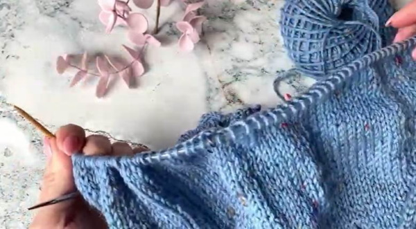 Übergroßer Pullover gestrickt. Schemata, Beschreibung für Frauen