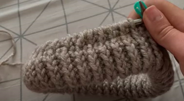 Übergroßer Pullover gestrickt. Schemata, Beschreibung für Frauen