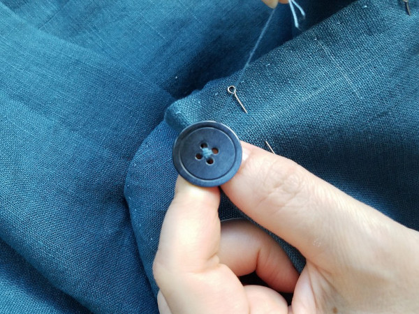 So nähen Sie einen Knopf mit 2-4 Löchern an Hosen, Hosen, Hemd