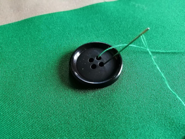 So nähen Sie einen Knopf mit 2-4 Löchern an Hosen, Hosen, Hemd