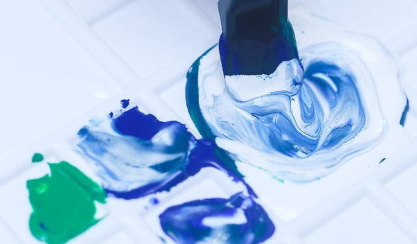 So machen Sie türkisfarbene Farbe aus Acrylfarben, Gouache, Aquarell, Bleistiften